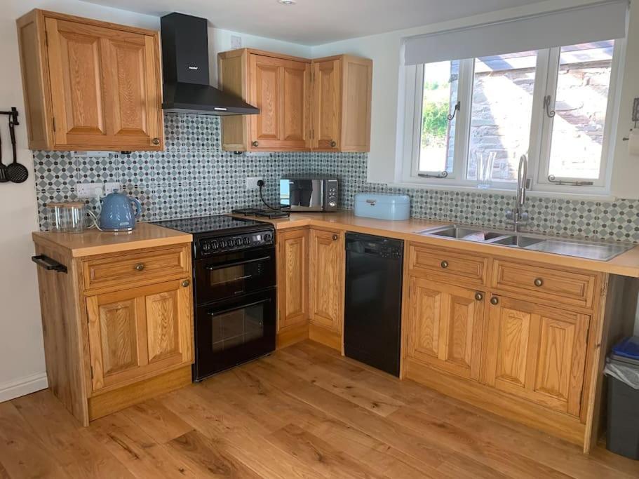 Cottage With Outstanding Views Velindre  Екстериор снимка